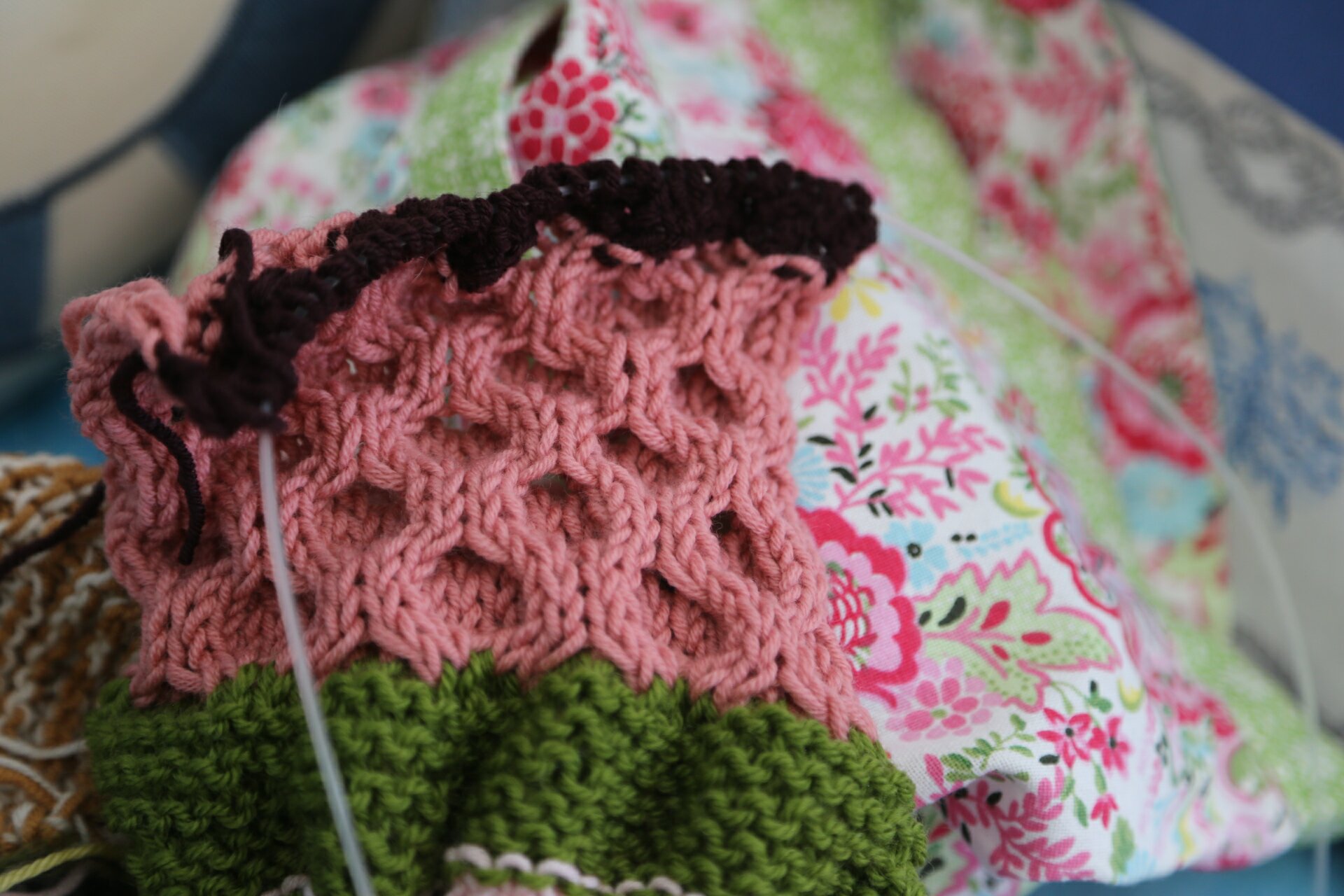 Come fare uno scaldacollo facile con avanzi di lana